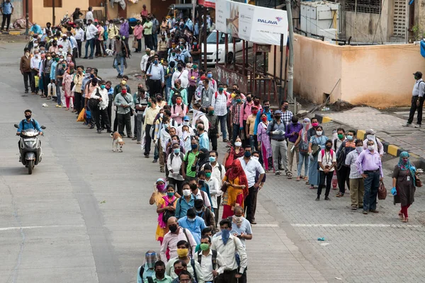 Mumbai India June 2020 Commuters Wearing Facemask Stand Queue Wait —  Fotos de Stock