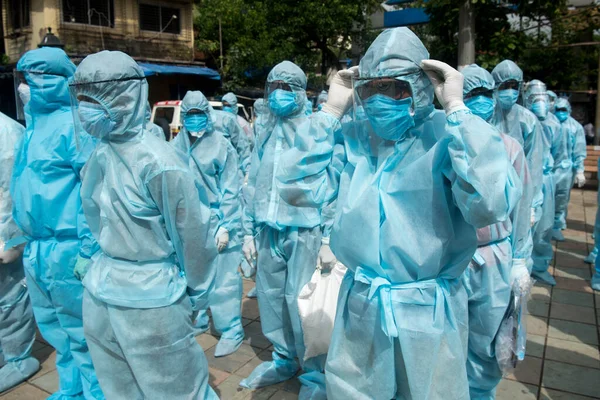 Mumbai India June 2020 Health Workers Wearing Protective Kit Getting — Stok fotoğraf