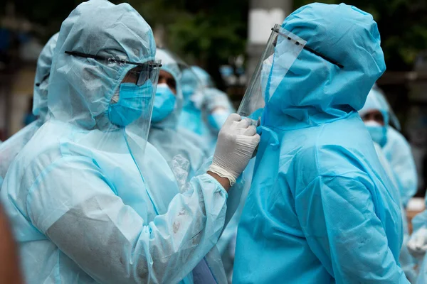 Mumbai India June 2020 Health Workers Wearing Protective Kit Getting — 图库照片