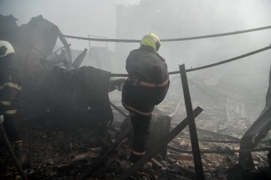 MUMBAI / INDIA - 20 Haziran 2020: Mankhurd 'daki bir hurda kampında çıkan büyük yangın üzerine itfaiye yetkilileri yangını söndürdü.