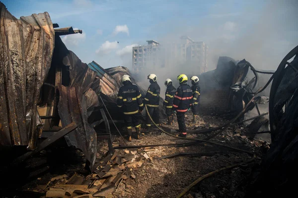 Mumbai India Czerwiec 2020 Urzędnicy Straży Pożarnej Gaszą Pożar Wybuchu — Zdjęcie stockowe