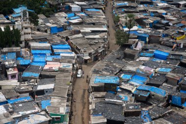 MUMBAI / INDIA- HAZİRAN 24, 2020: Malad 'daki Appa Pada gecekondu bölgesinin havadan görünüşü, yüksek sayıdaki pozitif COVID-19 vakası nedeniyle devlet tarafından tecrit emri verilmiştir