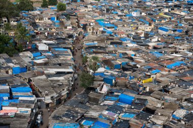 MUMBAI / INDIA- HAZİRAN 24, 2020: Malad 'daki Appa Pada gecekondu bölgesinin havadan görünüşü, yüksek sayıdaki pozitif COVID-19 vakası nedeniyle devlet tarafından tecrit emri verilmiştir