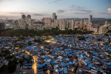 MUMBAI / INDIA- HAZİRAN 24, 2020: Malad 'daki Appa Pada gecekondu bölgesinin havadan görünüşü, yüksek sayıdaki pozitif COVID-19 vakası nedeniyle devlet tarafından tecrit emri verilmiştir