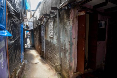 MUMBAI / INDIA - 2 Temmuz 2020: Hükümet koronavirüsün yayılmasını engellemek için tecrit tedbirleri uygularken, Malad 'daki Appa Pada gecekondu mahallesindeki boş bir sokağa genel bir bakış