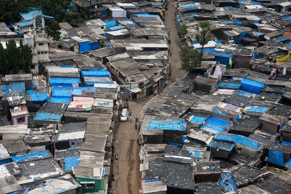 MUMBAI / INDIA- HAZİRAN 24, 2020: Malad 'daki Appa Pada gecekondu bölgesinin havadan görünüşü, yüksek sayıdaki pozitif COVID-19 vakası nedeniyle devlet tarafından tecrit emri verilmiştir