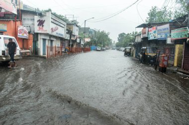 MUMBAI / INDIA - 5 Temmuz 2020: Kurla 'da sağanak yağış sırasında sel basmış cadde.