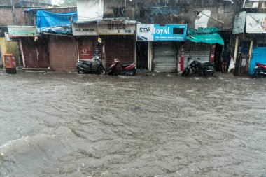 MUMBAI / INDIA - 5 Temmuz 2020: Kurla 'da sağanak yağış sırasında sel basmış cadde.