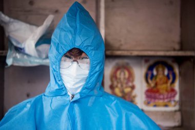 MUMBAI / INDIA - 2 Temmuz 2020: COVID-19 Coronavirus salgını sırasında Malad 'da bir gecekondu mahallesinde kapı kapı sağlık kontrolü yapmaya hazırlanan sağlık çalışanları.