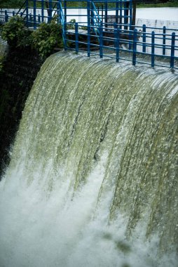 MUMBAI / INDIA - 16 Temmuz 2020: Mumbai 'de sağanak yağış sonrası Powai Gölü' nden su taşması.