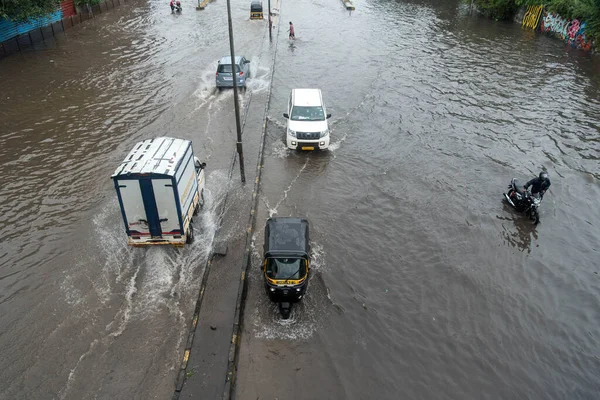 Мумбай Индия Июля 2020 Года Коммутеры Проезжают Затопленной Улице Хембуре — стоковое фото