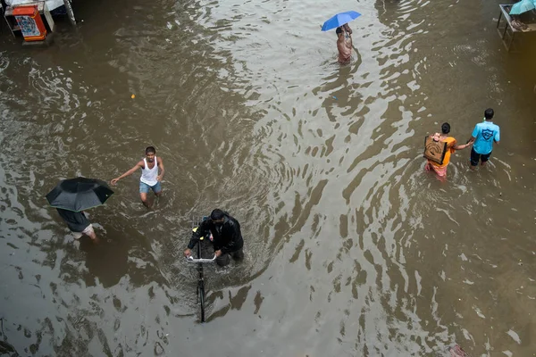 Mumbai Inde Juillet 2020 Des Gens Traversent Une Rue Inondée — Photo