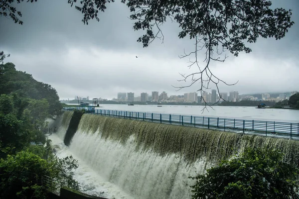 Mumbai India Lipiec 2020 Przepełnienie Jeziora Powai Obfitych Opadach Deszczu — Zdjęcie stockowe