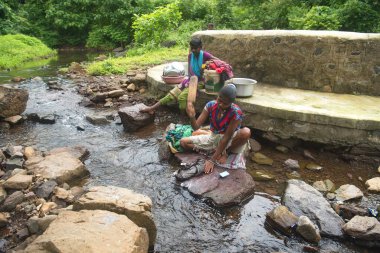 MUMBAI / INDIA - 24 Temmuz 2020: Panvel 'deki Koral yakınlarındaki köyde kadınlar bez yıkıyor.