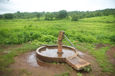 MUMBAI / INDIA - 24 Temmuz 2020: Panvel 'deki Koral yakınlarındaki köyde el pompası.