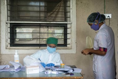 MUMBAI / INDIA - 7 Temmuz 2020: Panvel 'deki COVID-19 Coronavirus pandemisi sırasında COVID-19 Coronavirus test sürüşünde tıbbi personel