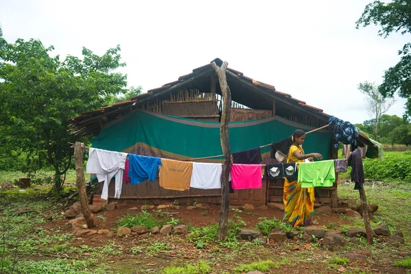 MUMBAI / INDIA - 24 Temmuz 2020: Panvel 'deki Koral yakınlarındaki köyde Hintli kadınlar kuru giysiler.