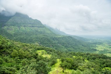 MAHARASHTRA-INDIA - 29 Temmuz 2020: Muson bulutları Pune yakınlarındaki Malshej Ghat tepelerinde toplanıyor.