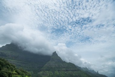 MAHARASHTRA-INDIA - 29 Temmuz 2020: Muson bulutları Pune yakınlarındaki Malshej Ghat tepelerinde toplanıyor.