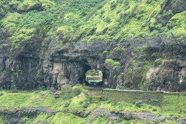 MAHARASHTRA-INDIA - 29 Temmuz 2020: Karayolu, Pune yakınlarındaki Malshej Ghat Tepeleri 'ndeki tünelden geçiyor.