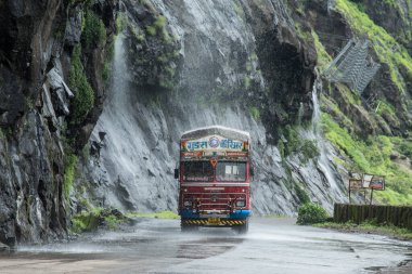 MAHARASHTRA-INDIA - 29 Temmuz 2020: Pune yakınlarındaki Malshej Ghat tepelerinde Hint kamyonu.