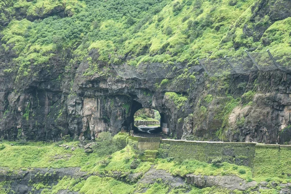 MAHARASHTRA-INDIA - 29 Temmuz 2020: Karayolu, Pune yakınlarındaki Malshej Ghat Tepeleri 'ndeki tünelden geçiyor.
