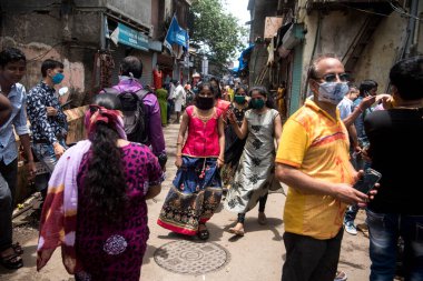 MUMBAI / INDIA - 3 AĞUSTOS 2020: COVID-19 Coronavirus salgını sırasında Dharavi gecekondu mahallelerinde Hintli kadınlar yüz maskesi takıyor.