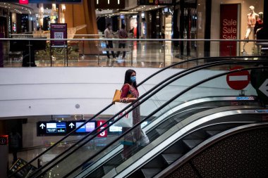 MUMBAI / INDIA - 5 Ağustos 2020: Phoenix 'teki bir alışveriş merkezi açıldıktan sonra koruyucu yüz maskesi giyen kadınlar.