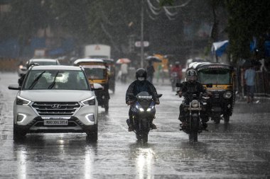 MUMBAI / INDIA - 5 AĞUSTOS 2020: Sakinaka 'da sağanak yağış sırasında banliyö araçları sürüyor.
