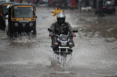 MUMBAI-INDIA - 8 Ağustos 2020: Kranti Nagar, Kurla 'da COVID -19 Coronavirus salgını sırasında yüz maskesi takan sağlık çalışanları vücut ısısını kontrol ediyorlar.