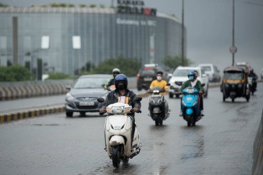 MUMBAI-INDIA - 8 Ağustos 2020: Kranti Nagar, Kurla 'da COVID -19 Coronavirus salgını sırasında yüz maskesi takan sağlık çalışanları vücut ısısını kontrol ediyorlar.