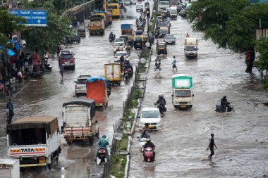 MUMBAI-INDIA - 8 Ağustos 2020: Kranti Nagar, Kurla 'da COVID -19 Coronavirus salgını sırasında yüz maskesi takan sağlık çalışanları vücut ısısını kontrol ediyorlar.