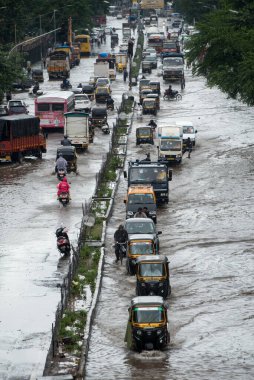 MUMBAI-INDIA - 8 Ağustos 2020: Kranti Nagar, Kurla 'da COVID -19 Coronavirus salgını sırasında yüz maskesi takan sağlık çalışanları vücut ısısını kontrol ediyorlar.