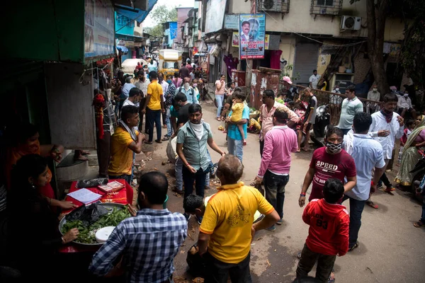 MUMBAI / INDIA - AUGust 3, 2020: COVID-19 Coronavirus salgını sırasında Dharavi gecekondularındaki bir pazarda temel ürünleri satın almak için kalabalık.