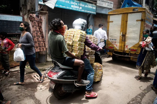 Mumbai India August 2020 Motocyklisté Nosí Při Cestování Slumech Dharavi — Stock fotografie