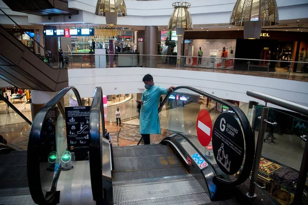 MUMBAI / INDIA - 5 AĞUSTOS 2020: Phoenix 'teki bir alışveriş merkezi yeniden açıldıktan sonra koruyucu yüz maskesi giyen insanlar.