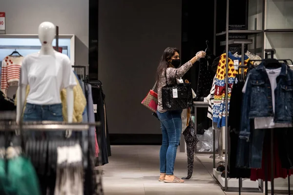 MUMBAI / INDIA - 5 AĞUSTOS 2020: Phoenix 'teki bir alışveriş merkezi yeniden açıldıktan sonra koruyucu yüz maskesi giyen insanlar.