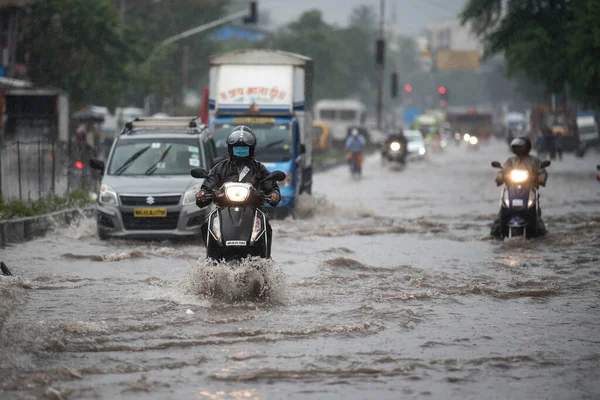 Mumbai India Aug2018 2020 라에서 폭우가 내리는 침수된 거리를 자동차로 — 스톡 사진