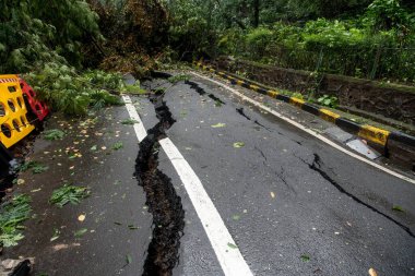 MUMBAI / INDYA - 6 AĞUSTOS 2020: Şiddetli muson yağmurları sonrasında Padder yolundaki heyelan sonrasında B G Kher Marg (Ridge Yolu) üzerinde çatlaklar görülüyor.