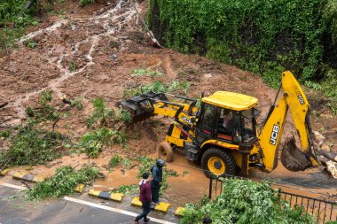 MUMBAI / INDIA - AUGust 6, 2020: Acil servisler, Padder Yolu 'ndaki son şiddetli muson yağmurlarının ardından gelen heyelan sonrasında temizliği ve bitki örtüsünü temizlemeye çalışıyor.