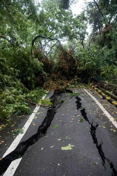 Mumbai India 2020年8月6日 最近のモンスーン豪雨の後 パダー道路で地すべりが発生した後 Kher Marg Ridge Road で亀裂が見られる — ストック写真