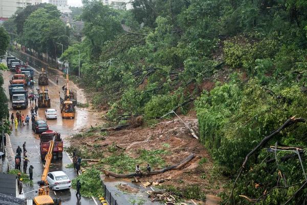 MUMBAI / INDIA - AUGust 6, 2020: Acil servisler, Padder Yolu 'ndaki son şiddetli muson yağmurlarının ardından gelen heyelan sonrasında temizliği ve bitki örtüsünü temizlemeye çalışıyor.