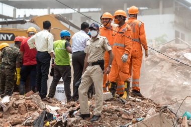 MAHARASHTRA / INDIA - 25 Ağustos 2020: Kurtarma ekipleri Mahad 'daki çökmüş beş katlı bir apartmanın enkazında hayatta kalanları arıyor