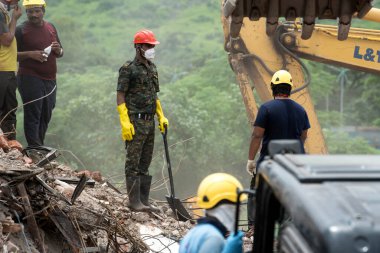 MAHARASHTRA / INDIA - 25 Ağustos 2020: Kurtarma ekipleri Mahad 'daki çökmüş beş katlı bir apartmanın enkazında hayatta kalanları arıyor
