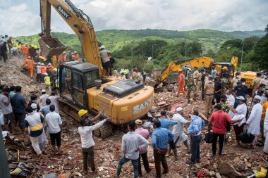 MAHARASHTRA / INDIA - 25 Ağustos 2020: Bir kazıcı Mahad 'daki çökmüş beş katlı bir apartmanın enkazını temizliyor.