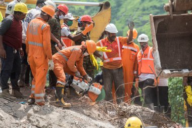 MAHARASHTRA / INDIA - 25 Ağustos 2020: Kurtarma ekipleri Mahad 'daki çökmüş beş katlı bir apartmanın enkazında hayatta kalanları arıyor