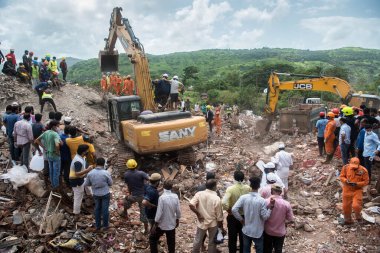 MAHARASHTRA / INDIA - 25 Ağustos 2020: Bir kazıcı Mahad 'daki çökmüş beş katlı bir apartmanın enkazını temizliyor