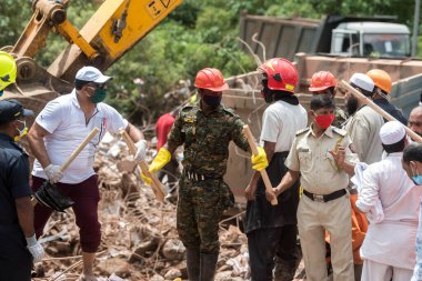 MAHARASHTRA / INDIA - 25 Ağustos 2020: Kurtarma ekipleri Mahad 'daki çökmüş beş katlı bir apartmanın enkazında hayatta kalanları arıyor