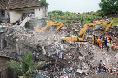 MAHARASHTRA / INDIA - 25 Ağustos 2020: Bir kazıcı Mahad 'daki çökmüş beş katlı bir apartmanın enkazını temizliyor.