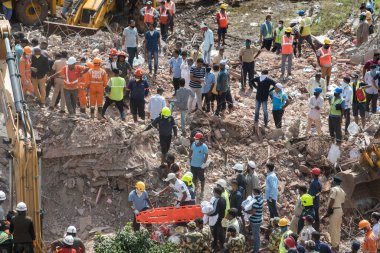 MAHARASHTRA / INDIA - 25 Ağustos 2020: Mahad 'daki çökmüş beş katlı bir apartmanın arama operasyonu sırasında kurtarma ekipleri sedye taşıdılar